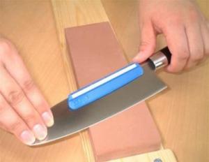 Si të mprehni siç duhet thikat në një makinë Mënyra më e mirë për të mprehur thikat në shtëpi